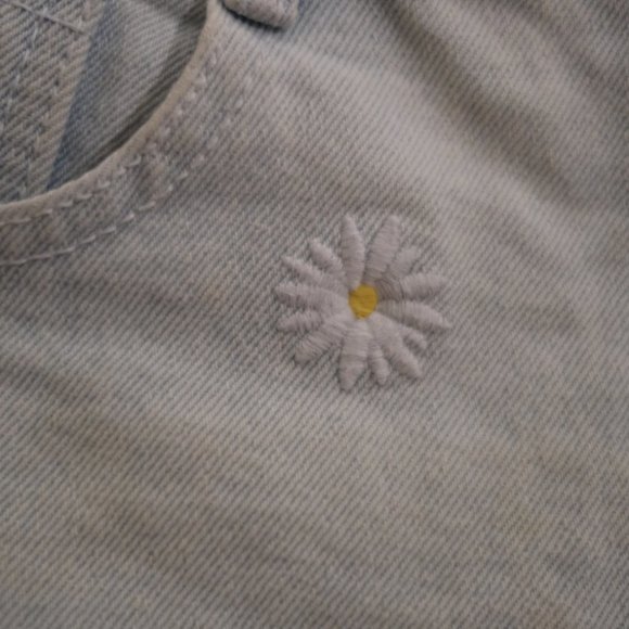High-Waisted Daisy Embroidered Denim Shorts - Picture 3 of 6